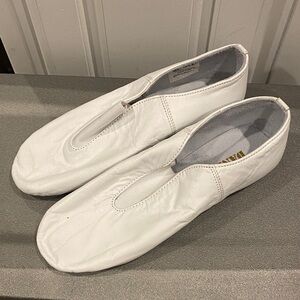 🔥Bundle 6 for $25🔥 White leather women’s gymnastic or jazz shoe